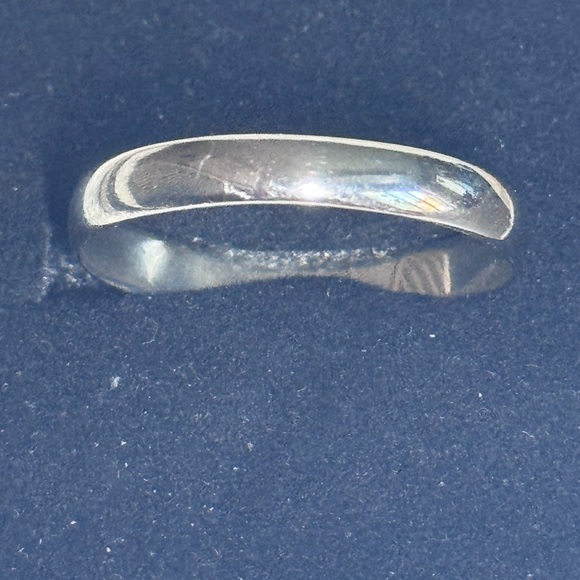 Jewelry - Elegant and stylish simple 14k white Gold ring wedding band *solid gold*
